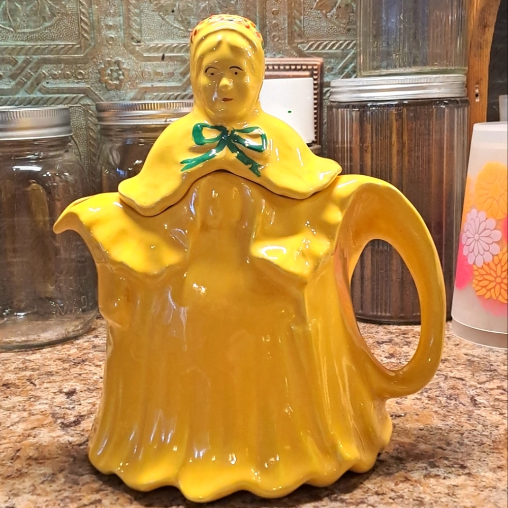 Vintage 1930s HJ WOOD MADE IN ENGLAND LITTLE OLD LADY YELLOW TEAPOT